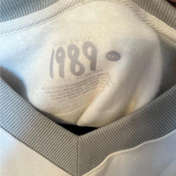 Never worn 1989 Taylor Swift Sweatshirt - Picture 2 of 4